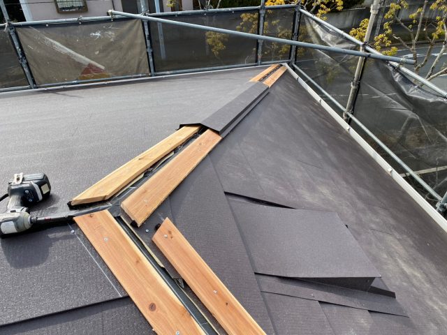 明石市のカバー工事における棟板金の施工